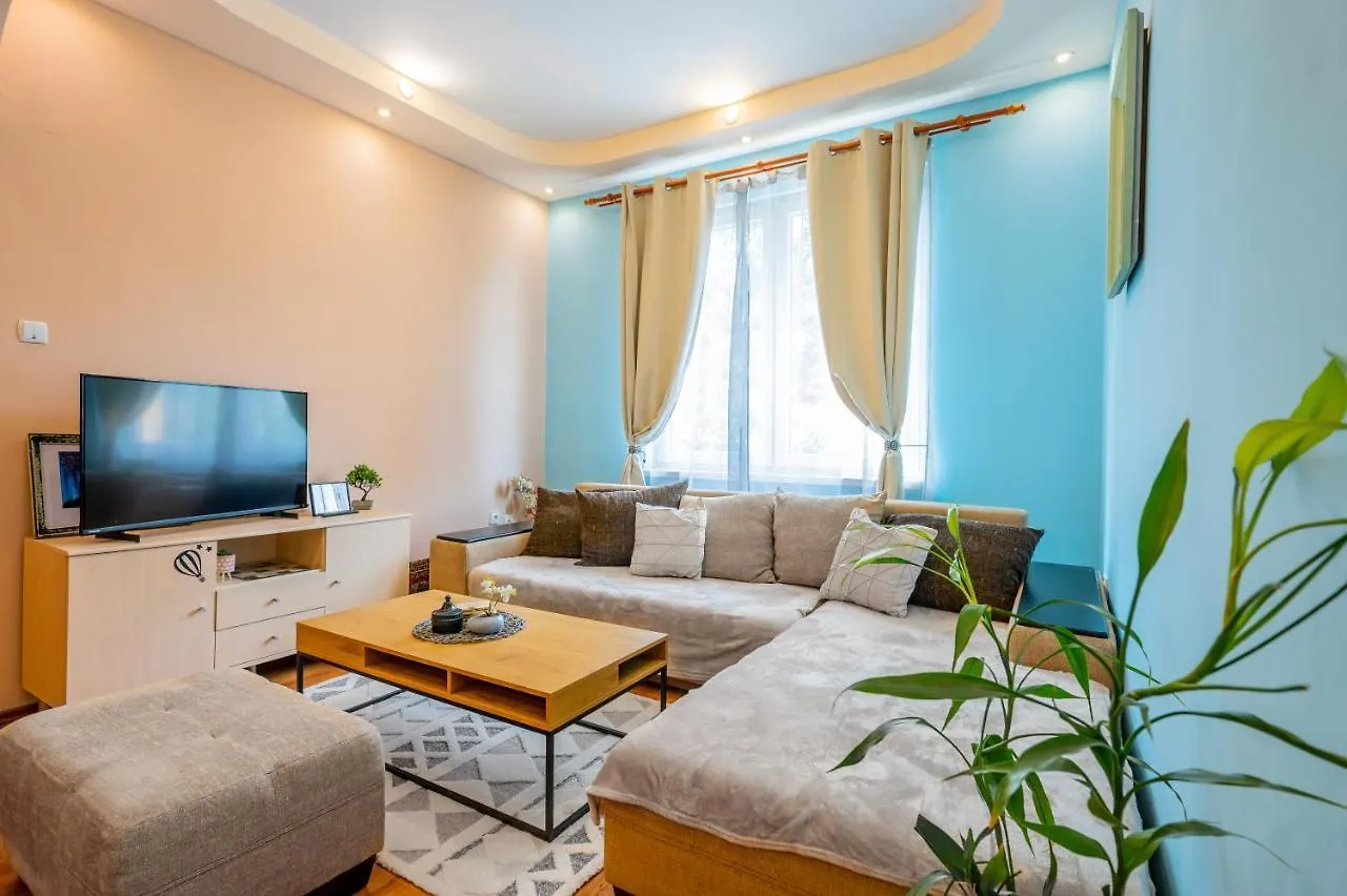 Spacious 3Bd Central Apartment location